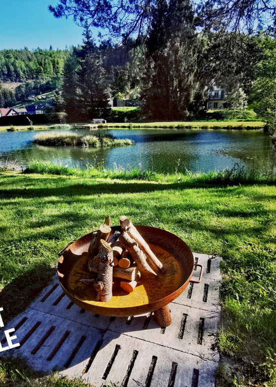 Ferienhaus Ansicht Teich Feuerstelle